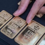 Petugas menata emas Antam imitasi di gerai Gadai Emas dan Cicil Emas BSI di Pasar Mayestik, Kebayoran Baru, Jakarta, Rabu (6/7/2022). Foto: Muhammad Adimaja/ANTARA FOTO