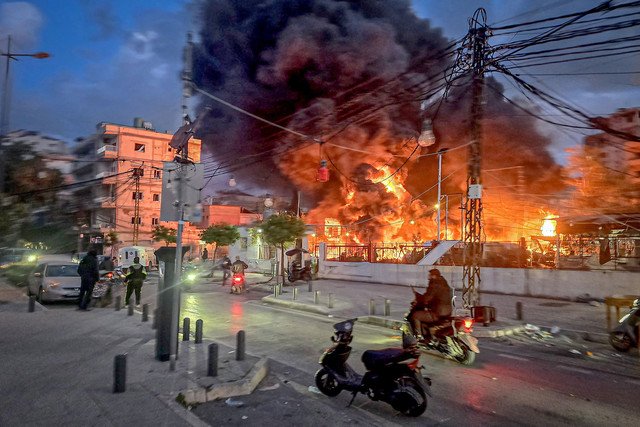 Kobaran api melanda setelah pemboman Israel terhadap ladang tenaga surya dan fasilitas pembangkit listrik di kota pesisir selatan Lebanon, Tyre, pada 4 Maret 2026. Foto: KAWNAT HAJU/AFP