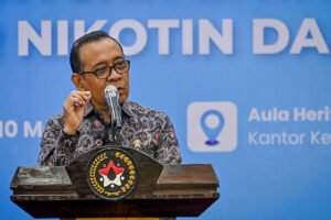 Menteri Koordinator (Menko) Pembangunan Manusia dan Kebudayaan (PMK) Pratikno memberikan sambutan saat uji publik kajian penentuan batas maksimal kadar nikotin dan tar di Kantor Kemenko PMK, Jakarta, Selasa (10/3/2026). Foto: Bayu Pratama S/ANTARA FOTO