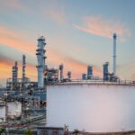 Ilustrasi kilang minyak dan gas. Foto: Rangsarit Chaiyakun/Shutterstock