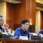 Menteri Keuangan Purbaya Yudhi Sadewa (tengah) didampingi Wakil Menteri Keuangan Suahasil Nazara (kiri) dan Juda Agung (kanan) menyampaikan konferensi pers APBN KiTa edisi Maret 2026 di Jakarta, Rabu (11/3/2026). Foto: Dhemas Reviyanto/ANTARA FOTO