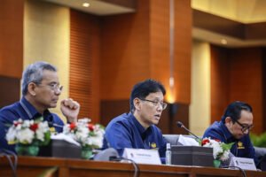 Menteri Keuangan Purbaya Yudhi Sadewa (tengah) didampingi Wakil Menteri Keuangan Suahasil Nazara (kiri) dan Juda Agung (kanan) menyampaikan konferensi pers APBN KiTa edisi Maret 2026 di Jakarta, Rabu (11/3/2026). Foto: Dhemas Reviyanto/ANTARA FOTO