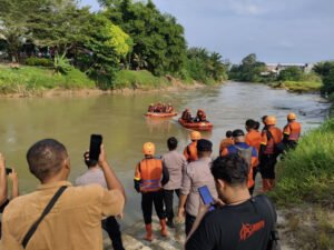 Tim SAR melakukan pencarian remaja hanyut terbawa arus sungai di Asahan, Jumat (27/3/2026). Foto: Dok. Basarnas Medan