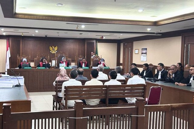 Delapan terdakwa kasus dugaan pemerasan dalam pengurusan izin Rencana Penggunaan Tenaga Kerja Asing (RPTKA) di Kementerian Ketenagakerjaan, dalam sidang pembacaan tuntutan di Pengadilan Tipikor pada PN Jakpus, Senin (30/3/2026). Foto: Agatha Olivia Victoria/ANTARA