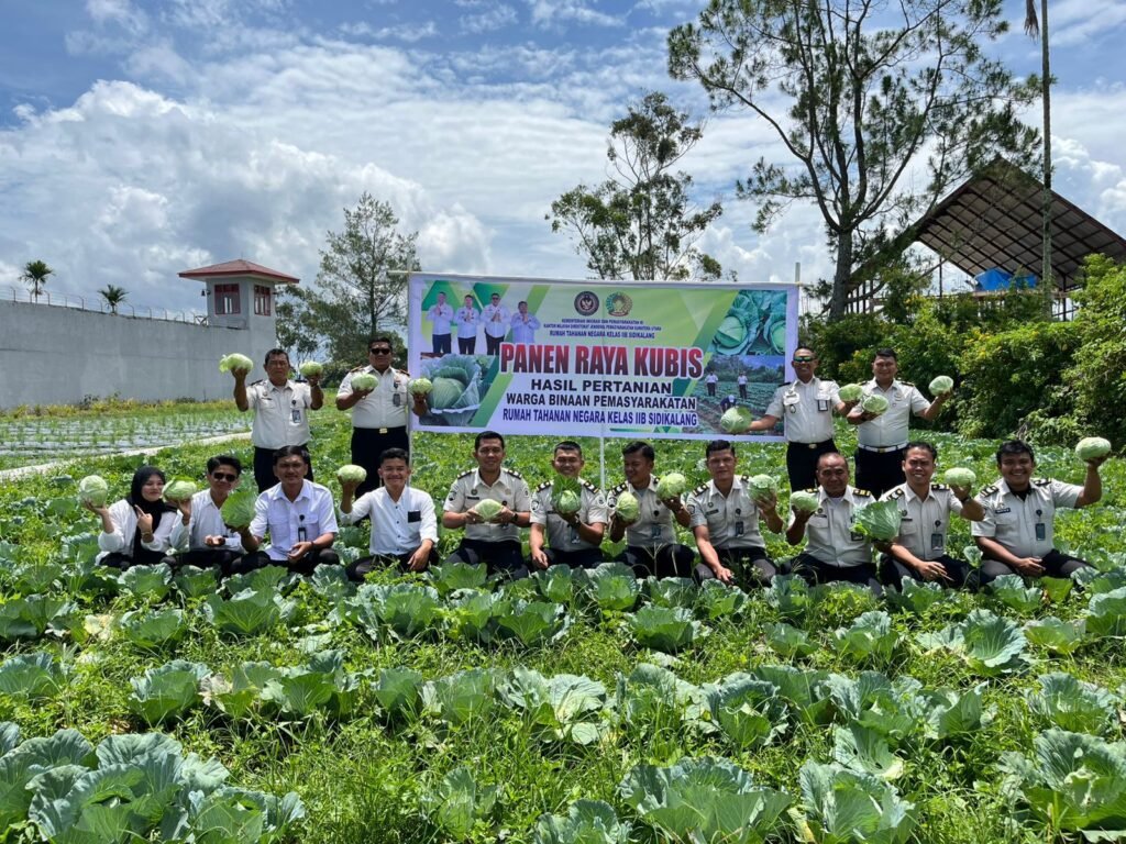 Foto bersama usai melakukan Panen Raya Kubis Tahun 2026 Rutan Sidikalang. Foto: Istimewa.
