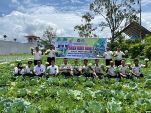 Foto bersama usai melakukan Panen Raya Kubis Tahun 2026 Rutan Sidikalang. Foto: Istimewa.