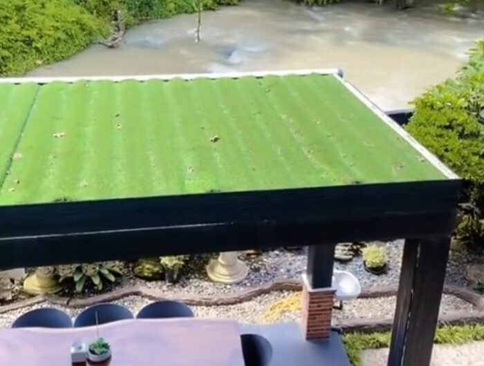 Bangunan Blue Diamond Cafe dan Golden Ritz Function Hall di Sempadan Sungai Bah Bolon. Foto: Dok. Sahabat Lingkungan.