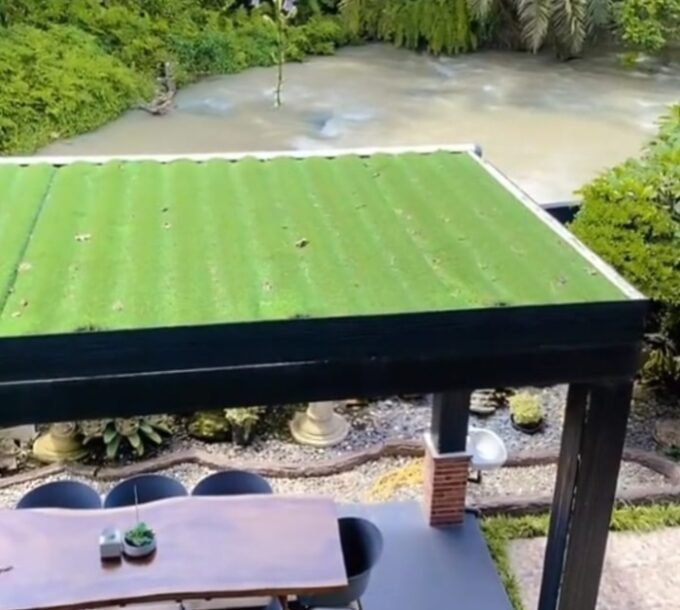 Bangunan Blue Diamond Cafe dan Golden Ritz Function Hall di Sempadan Sungai Bah Bolon. Foto: Dok. Sahabat Lingkungan.