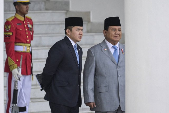Presiden Prabowo Subianto berbincang dengan Sekretaris Kabinet Teddy Indra Wijaya saat menyambut kunjungan bilateral PM Jepang di Istana Kepresidenan Bogor, Jawa Barat, Sabtu (11/1/2025). Foto: Bay Ismoyo/AFP