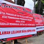 Sejumlah spanduk dukungan kepada Amsal Sitepu terpajang di depan Pengadilan Negeri Medan, Rabu (1/4/2026). Foto: Amar Marpaung/kumparan