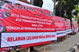 Sejumlah spanduk dukungan kepada Amsal Sitepu terpajang di depan Pengadilan Negeri Medan, Rabu (1/4/2026). Foto: Amar Marpaung/kumparan
