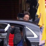 Presiden Prabowo tiba dan disambut oleh Presiden Korea Selatan Lee Jae Myung saat Upacara penyambutan kenegaraan di Republik Korea, Rabu (1/4/2026). Foto: Sekretariat Presiden/ YouTube