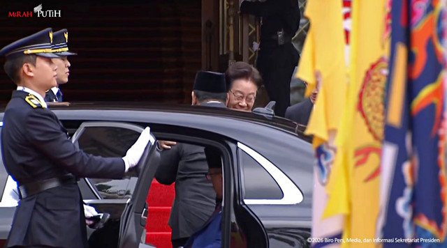 Presiden Prabowo tiba dan disambut oleh Presiden Korea Selatan Lee Jae Myung saat Upacara penyambutan kenegaraan di Republik Korea, Rabu (1/4/2026). Foto: Sekretariat Presiden/ YouTube