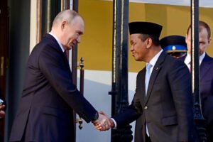 Menteri ESDM Bahlil Lahadalia mendampingi Presiden Prabowo Subianto dalam kunjungan kerja bertemu Presiden Rusia Vladimir Putin, Senin (13/4/2026). Foto: Dok. BPMI