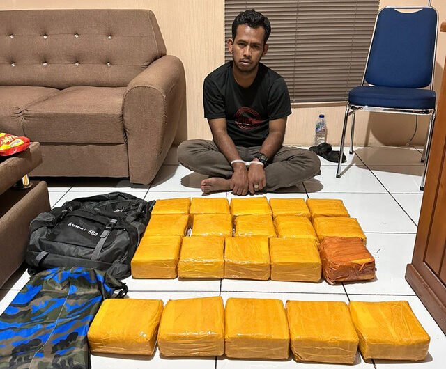 Kurir narkoba berjenis sabu yang diduga terhubung dengan jaringan Malaysia diamankan Bareskrim Polri di Kota Bengkalis, Riau. Foto: Dok. Istimewa