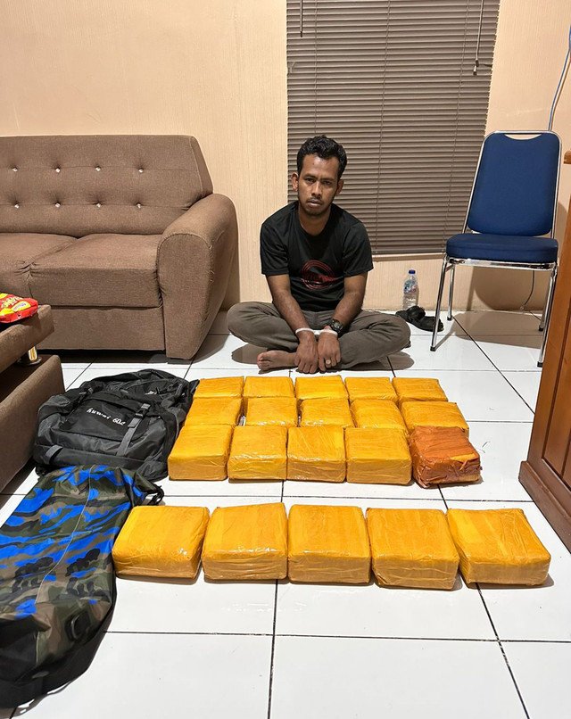 Kurir narkoba berjenis sabu yang diduga terhubung dengan jaringan Malaysia diamankan Bareskrim Polri di Kota Bengkalis, Riau. Foto: Dok. Istimewa