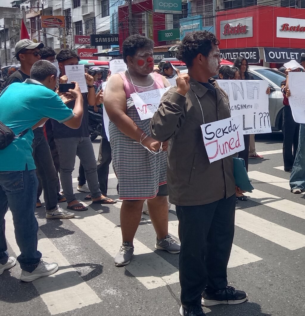 Penampakan Aksi Teatrikal DPC HIMAPSI Kota Pematangsiantar dan Sahabat Lingkungan. Foto: Visionkreatif Fictures.
