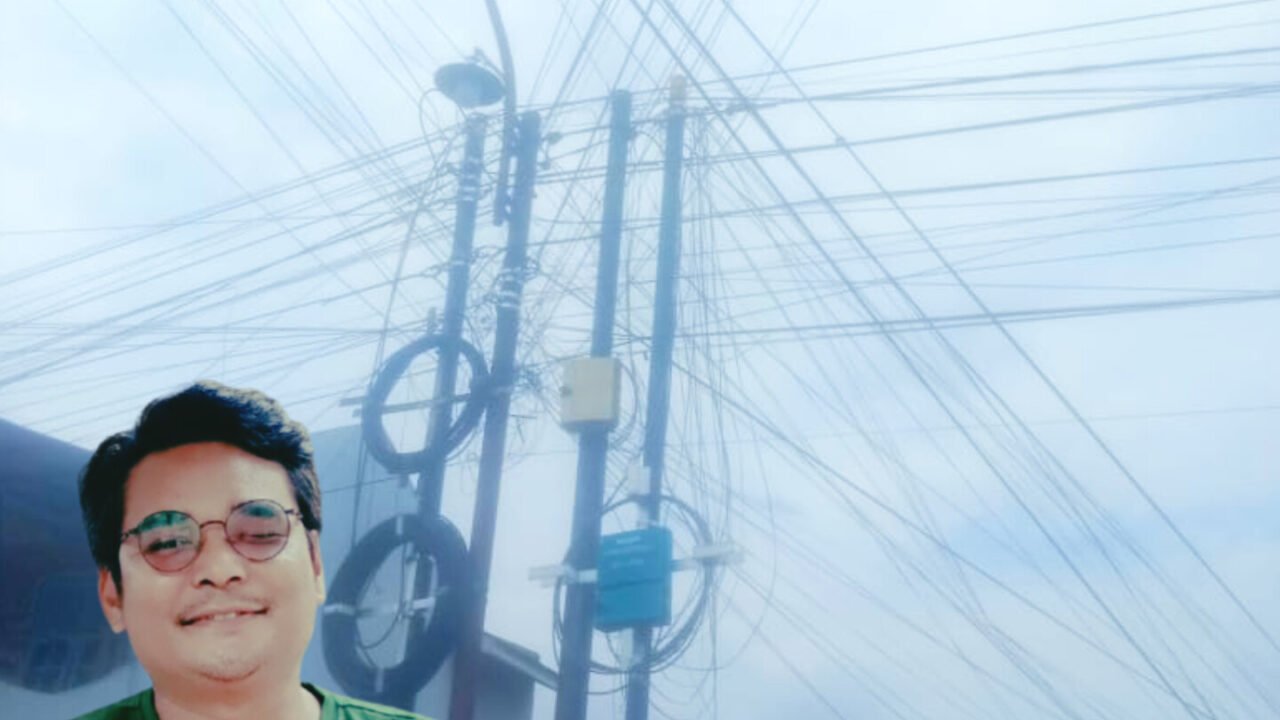 Andi Simanjuntak Koordinator Sahabat Lingkungan (SALING) / Tiang dan Kabel Jaringan Fiber Optik. Foto: Visionkreatif Fictures