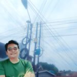 Andi Simanjuntak Koordinator Sahabat Lingkungan (SALING) / Tiang dan Kabel Jaringan Fiber Optik. Foto: Visionkreatif Fictures