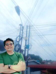 Andi Simanjuntak Koordinator Sahabat Lingkungan (SALING) / Tiang dan Kabel Jaringan Fiber Optik. Foto: Visionkreatif Fictures