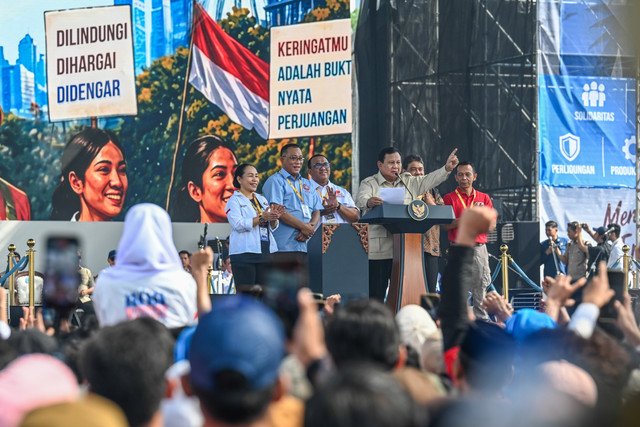 Presiden Prabowo Subianto didampingi Presiden KSBSI Elly Rosita Silaban, MenLH Mohammad Jumhur Hidayat, Presiden KSPSI AGN Andi Gani Nena Wea, Presiden KSPI Said Iqbal, dan Ketum KPBI Ilhamsyah saat peringatan May Day 2026 di Monas, Jakarta, (1/5). Foto: Galih Pradipta/ANTARA FOTO