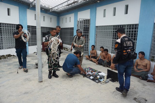 TNI AL amankan 7 diduga pelaku terlibat narkoba di Belawan, Medan, Jumat (8/5/2026). Foto: Dok. Kodaeral I TNI AL