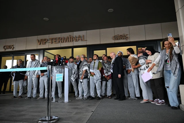 Sejumlah aktivis Global Sumud Flotilla yang dideportasi Israel telah tiba di Bandara Istanbul, Turki, pada Kamis (21/5) waktu setempat. Foto: Ozan Kose/AFP