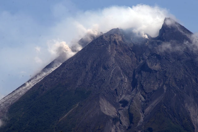 Aktivitas guguran lava Gunung Merapi terlihat dari Kendalsari, Kemalang, Klaten, Jawa Tengah, Sabtu (25/4/2026). Foto: Aloysius Jarot Nugroho/ANTARA FOTO