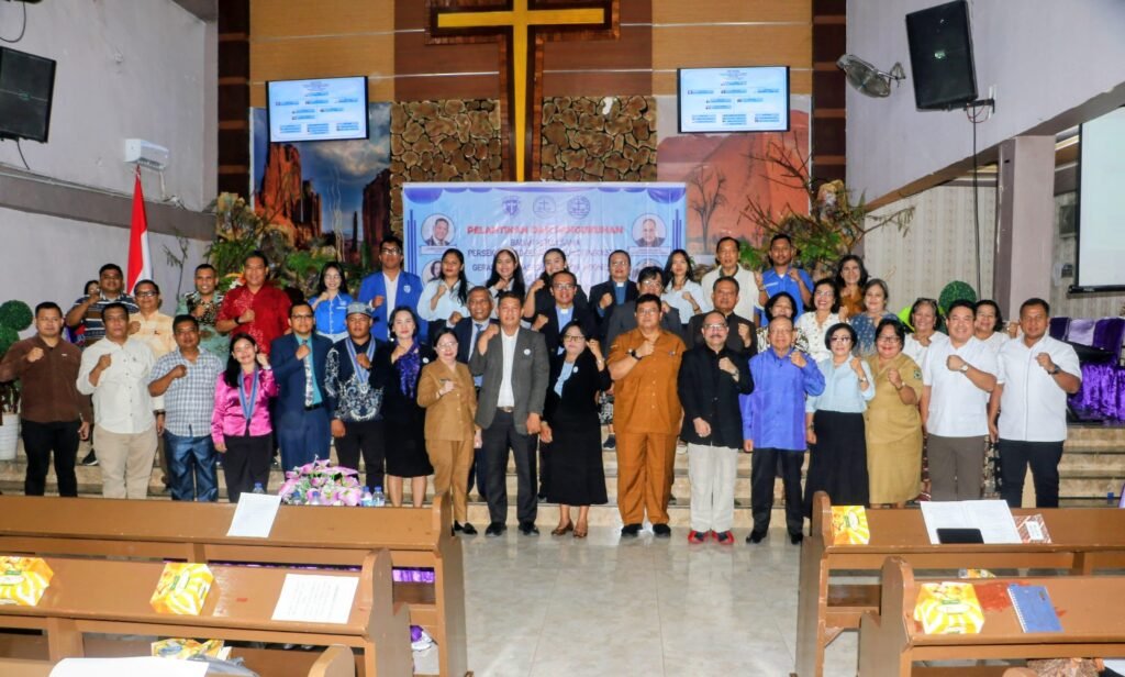 Foto bersama usai resmi di lantik sebagai pengurus Lokal BKS PGI-GMKI Pematangsiantar-simalungun. Foto: Istimewa.