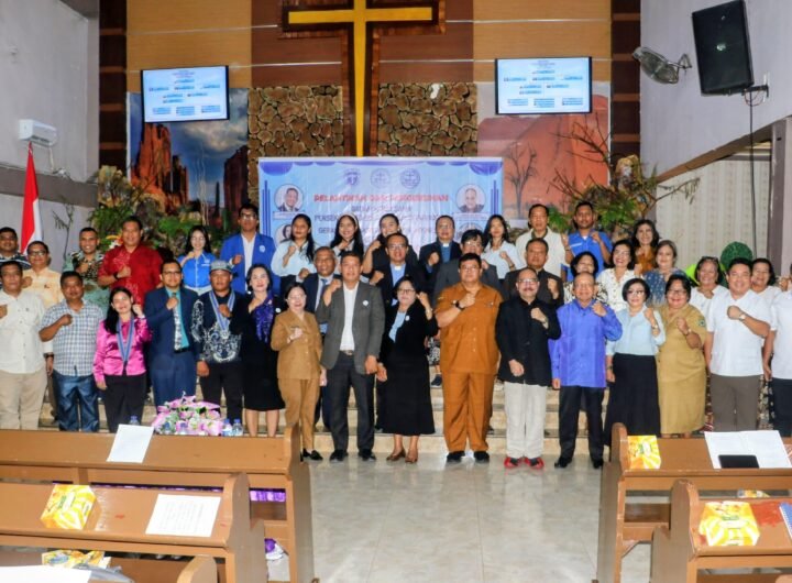Foto bersama usai resmi di lantik sebagai pengurus Lokal BKS PGI-GMKI Pematangsiantar-simalungun. Foto: Istimewa.