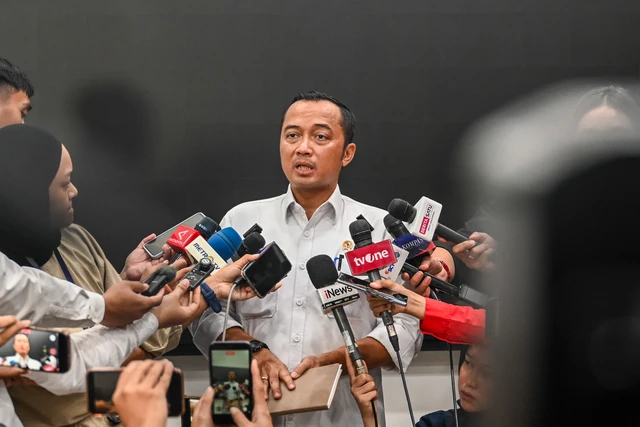 Mensesneg Prasetyo Hadi menjawab pertanyaan wartawan di ruang media, kompleks Istana Kepresidenan, Jakarta, Kamis (4/6/2025). Foto: Galih Pradipta/ANTARA FOTO