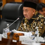 Wakil Ketua Komisi X DPR Lalu Hadrian Irfani memimpin rapat kerja dengan pemerintah di Kompleks Parlemen, Senayan, Jakarta, Senin (6/4/2026). Foto: Rivan Awal Lingga/ANTARA FOTO