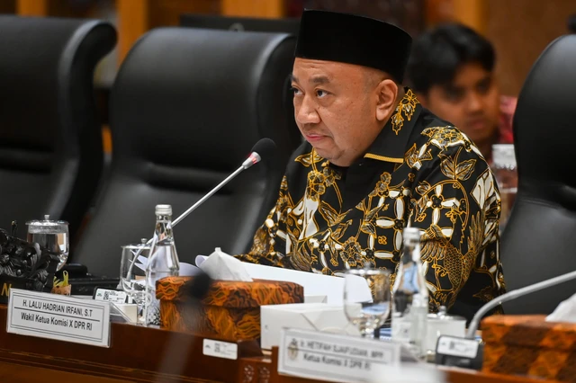Wakil Ketua Komisi X DPR Lalu Hadrian Irfani memimpin rapat kerja dengan pemerintah di Kompleks Parlemen, Senayan, Jakarta, Senin (6/4/2026). Foto: Rivan Awal Lingga/ANTARA FOTO