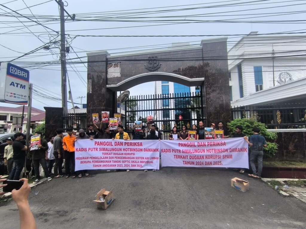 Puluhan massa yang tergabung dalam PRO-PUBLIC Institute menggelar aksi unjuk rasa di depan Kantor Kejaksaan Tinggi Sumatera Utara (Kejatisu), Jalan AH Nasution, Kota Medan, Rabu (17/6/2026). Foto: Istimewa.