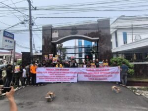 Puluhan massa yang tergabung dalam PRO-PUBLIC Institute menggelar aksi unjuk rasa di depan Kantor Kejaksaan Tinggi Sumatera Utara (Kejatisu), Jalan AH Nasution, Kota Medan, Rabu (17/6/2026). Foto: Istimewa.