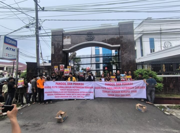 Puluhan massa yang tergabung dalam PRO-PUBLIC Institute menggelar aksi unjuk rasa di depan Kantor Kejaksaan Tinggi Sumatera Utara (Kejatisu), Jalan AH Nasution, Kota Medan, Rabu (17/6/2026). Foto: Istimewa.