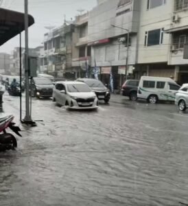 Kondisi Jalan Merdeka sesaat dan sesudah hujan pada Sabut (06/06/2026). Foto: Tangkapan layar video Siantar Channel.