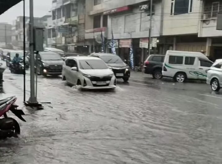 Kondisi Jalan Merdeka sesaat dan sesudah hujan pada Sabut (06/06/2026). Foto: Tangkapan layar video Siantar Channel.