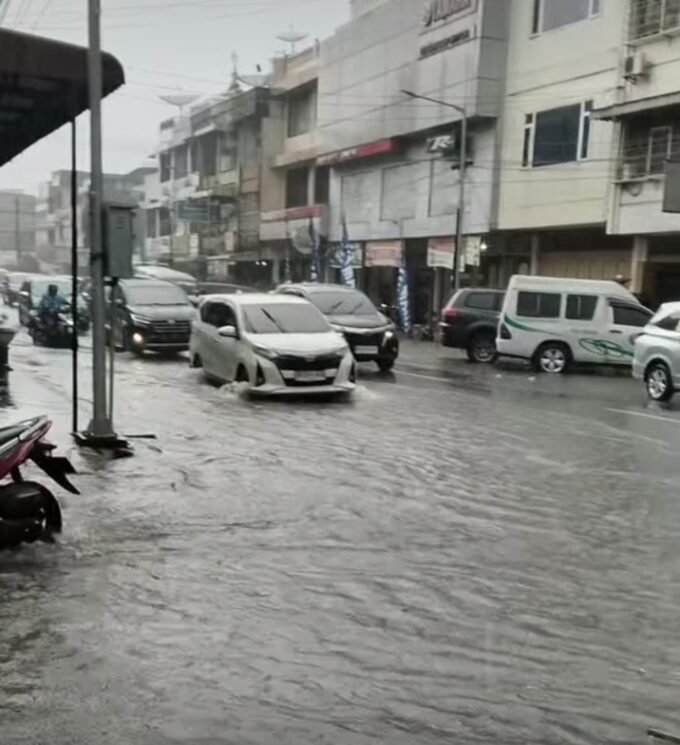 Kondisi Jalan Merdeka sesaat dan sesudah hujan pada Sabut (06/06/2026). Foto: Tangkapan layar video Siantar Channel.