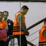 Tersangka Setya Budi Dias Oktavianto (kedua kanan) dan Lilik Budi Suprianto (kiri) berjalan menuruni tangga menuju mobil tahanan usai menjalani pemeriksaan di Gedung Merah Putih KPK, Jakarta, Kamis (30/7/2026). Foto: Jamal Ramadhan/kumparan