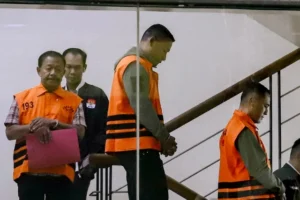 Tersangka Setya Budi Dias Oktavianto (kedua kanan) dan Lilik Budi Suprianto (kiri) berjalan menuruni tangga menuju mobil tahanan usai menjalani pemeriksaan di Gedung Merah Putih KPK, Jakarta, Kamis (30/7/2026). Foto: Jamal Ramadhan/kumparan