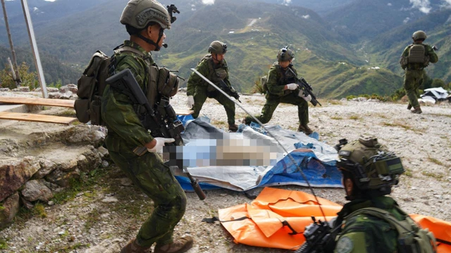 Koops TNI Habema berhasil mengevakuasi jenazah pilot pesawat PT AMA Air PK-RCY, Nicholas F. Goselin, yang menjadi korban penembakan di Bandara Ipdeheik, Kampung Balinggama, Distrik Sobaham, Kabupaten Yahukimo, Jumat (3/7/2026). Foto: Dok. Pen Koops TNI Habema