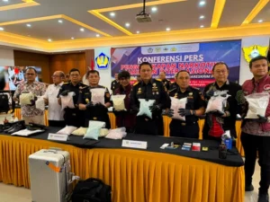 Konferensi Pers Pilot Malaysia Edarkan 25,1 Kg Ekstasi ke Jakarta di Gedung Bea Cukai. Foto: Rayyan Farhansyah/kumparan