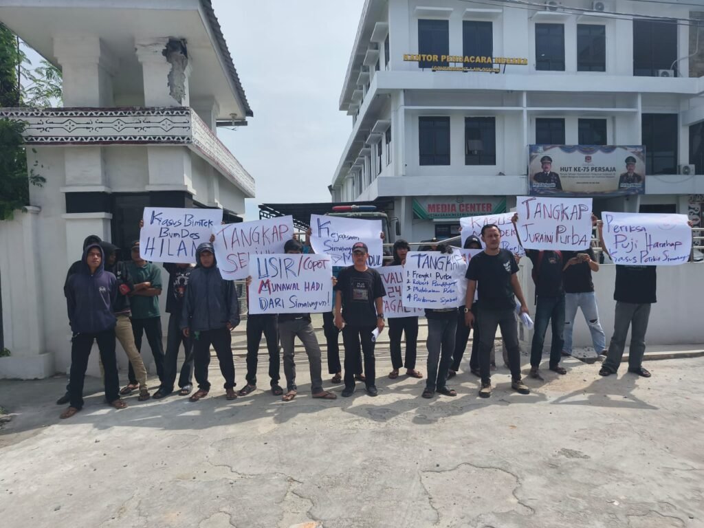 Aksi Front Justice di Kejari Simalungun. Foto: Istimewa.