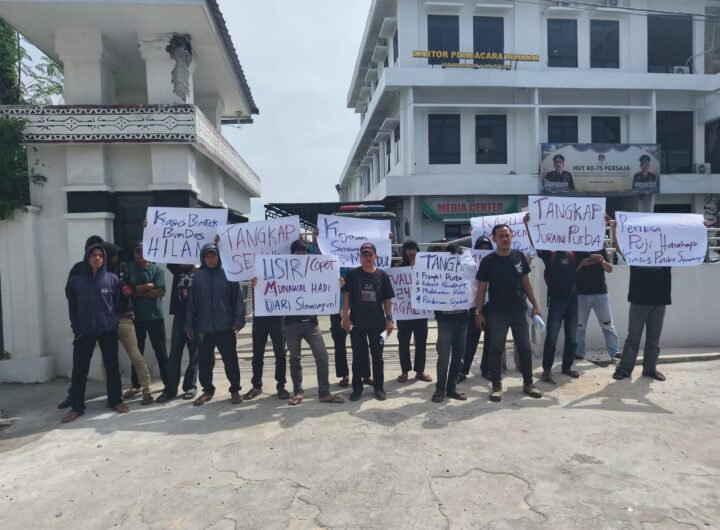 Aksi Front Justice di Kejari Simalungun. Foto: Istimewa.