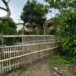 Terlihat jalan akses menuju salah satu pemukiman masyarakat di tutup, diduga ada keterlibatan Kelapa Desa Sari Marthin. Foto: Istimewa.