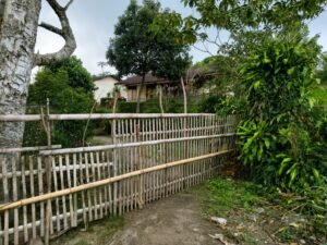 Terlihat jalan akses menuju salah satu pemukiman masyarakat di tutup, diduga ada keterlibatan Kelapa Desa Sari Marthin. Foto: Istimewa.