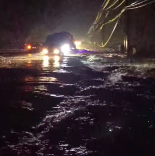 Ruas jalan di Jalan Siantar-Medan, terlihat di genangi banjir akibat curah hujan yang tinggi dan akibat limpasan air dari dataran tinggi, atau bagian hulu. Foto: istimewa.