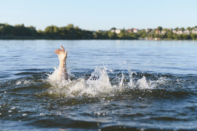 Ilustrasi tenggelam di danau. Foto: Hryshchyshen Serhii/Shutterstock