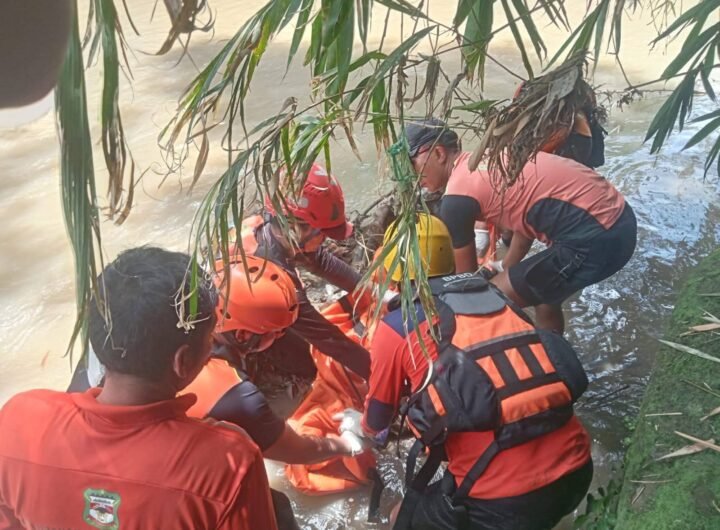 Tim BPBD dan Masayarakat saat melakukan Evakuasi Jasad Korban Hanyut di Bah Sosopan Pematangsiantar. Foto: Pemko Pematangsiantar.